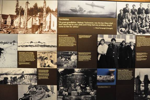 Painéis informativos no Museu de Anchorage, no Alaska